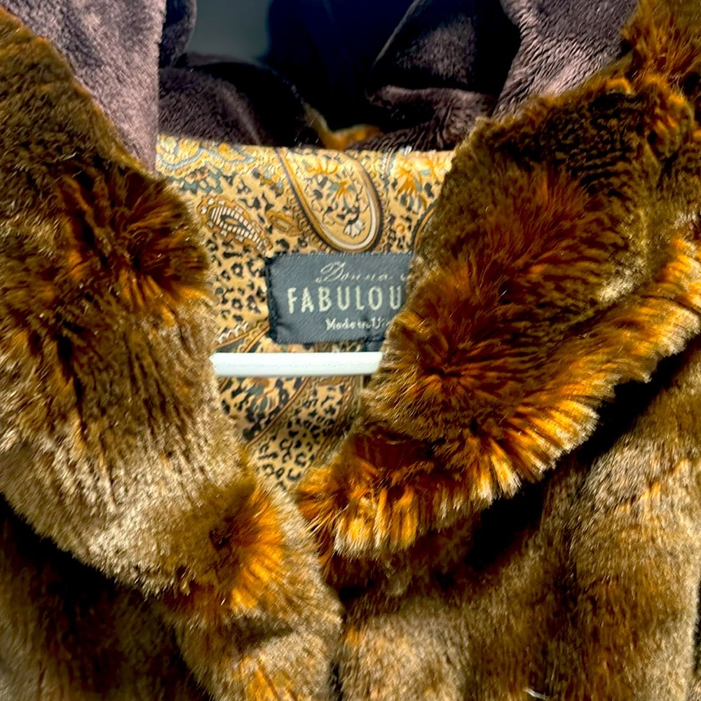 Donna Salyers Fabulous Furs
Mid length with hood clasps all in tact
Size medium